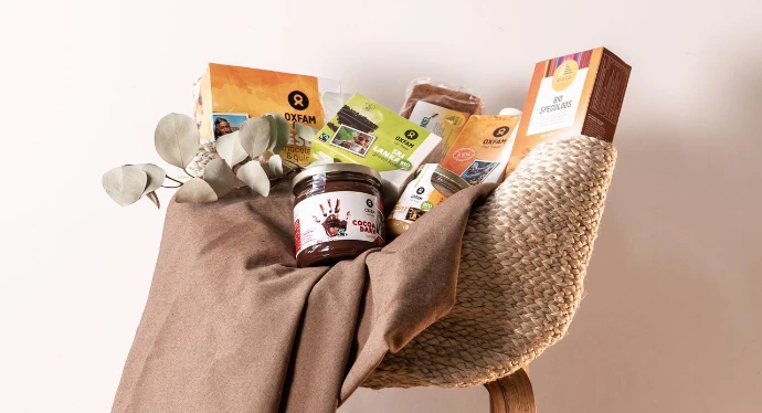 Een voorbeeld van een geschenkmand met verschillende ontbijt producten